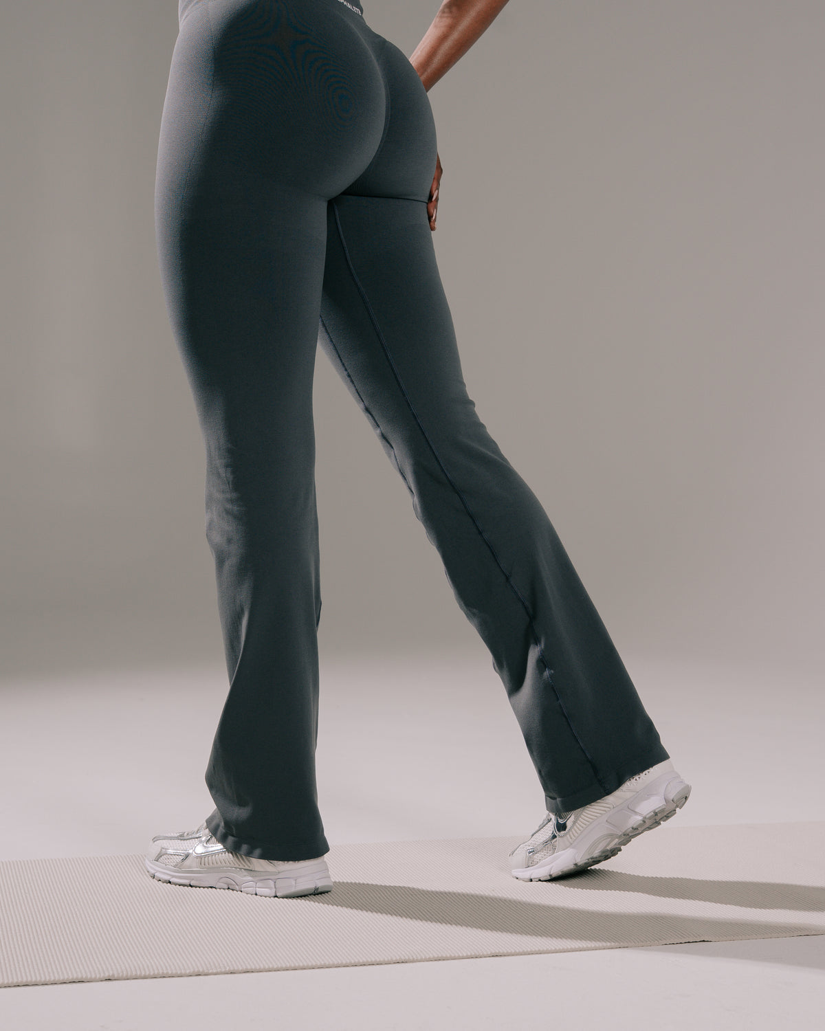 Pump Mid Rise Flared Pant Long - Merlot product media